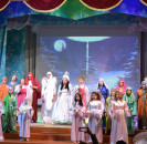 Сегодня на сцене районного Дома культуры прошла праздничная программа, посвященная христианскому празднику Рождеству Христову.