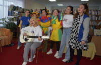 Сегодня в центральной  модельной детской библиотеке для детей - инвалидов и их родителей было организовано театральное представление «Волшебный ларец».