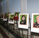 Сегодня в честь Дня матери в фойе районного Дома культуры открылась выставка фотопроекта «Жены и матери Героев».