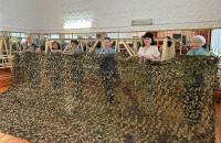 Работники культуры плетут маскировочные сети для военнослужащих
